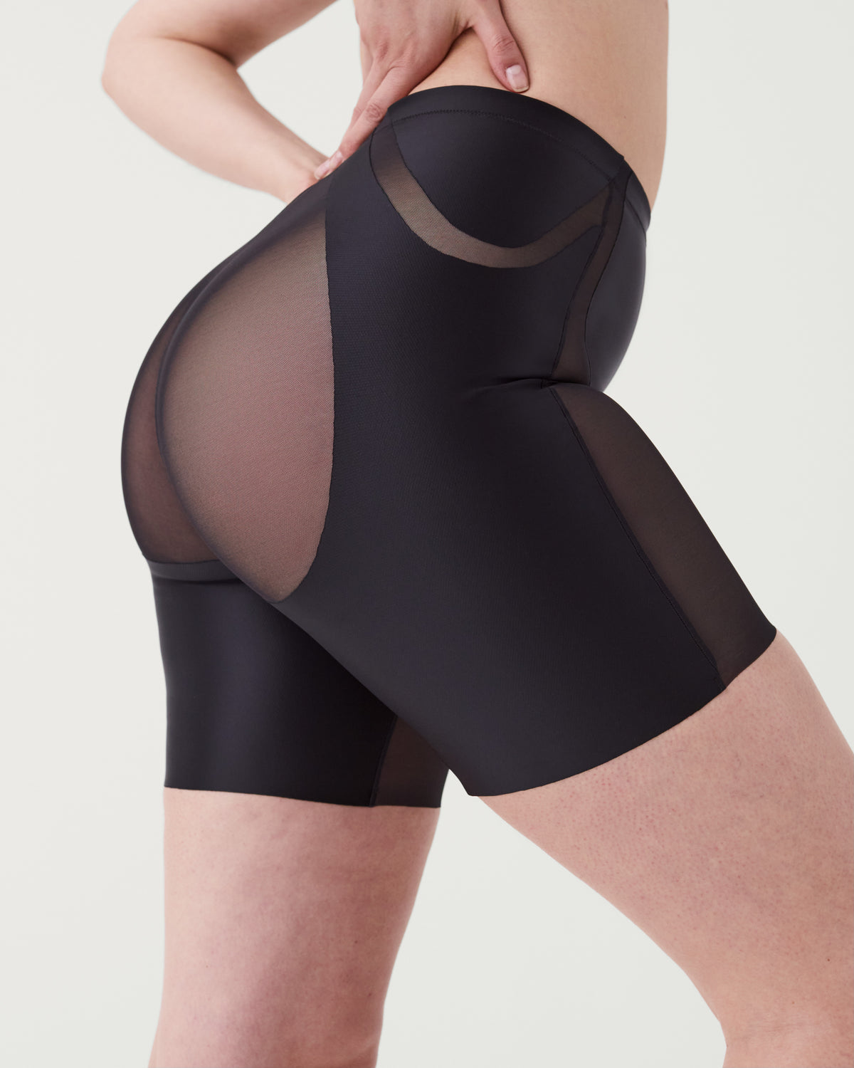 10350R-VeryBlack_Ecomm_048_MD_223a7b84-b829-4d10-a93f-36a4b29c5fd8